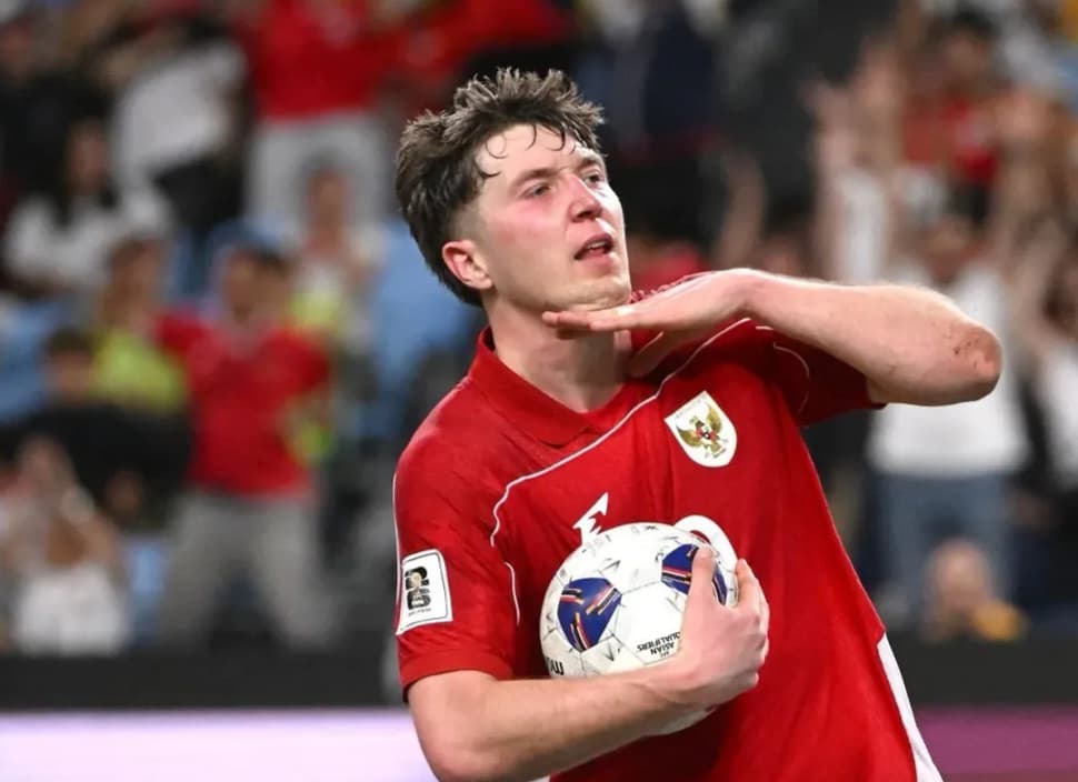 Striker Timnas Indonesia Ole Romeny melakukan selebrasi.