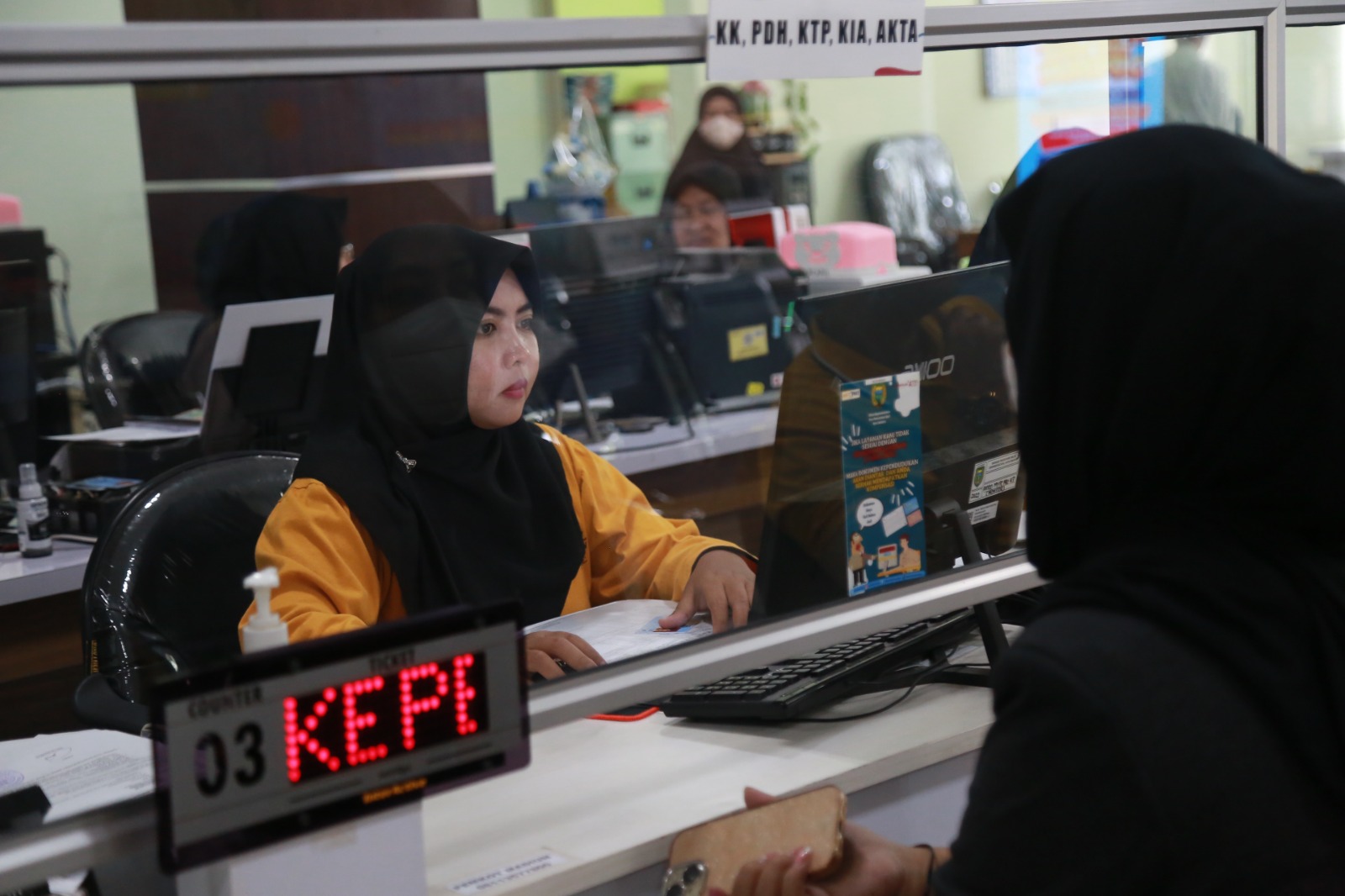 Dispendukcapil Kota Madiun menjalankan program anti-prei saat libur Lebaran tahun ini. FOTO: BAGAS BIMANTARA/RADAR MADIUN