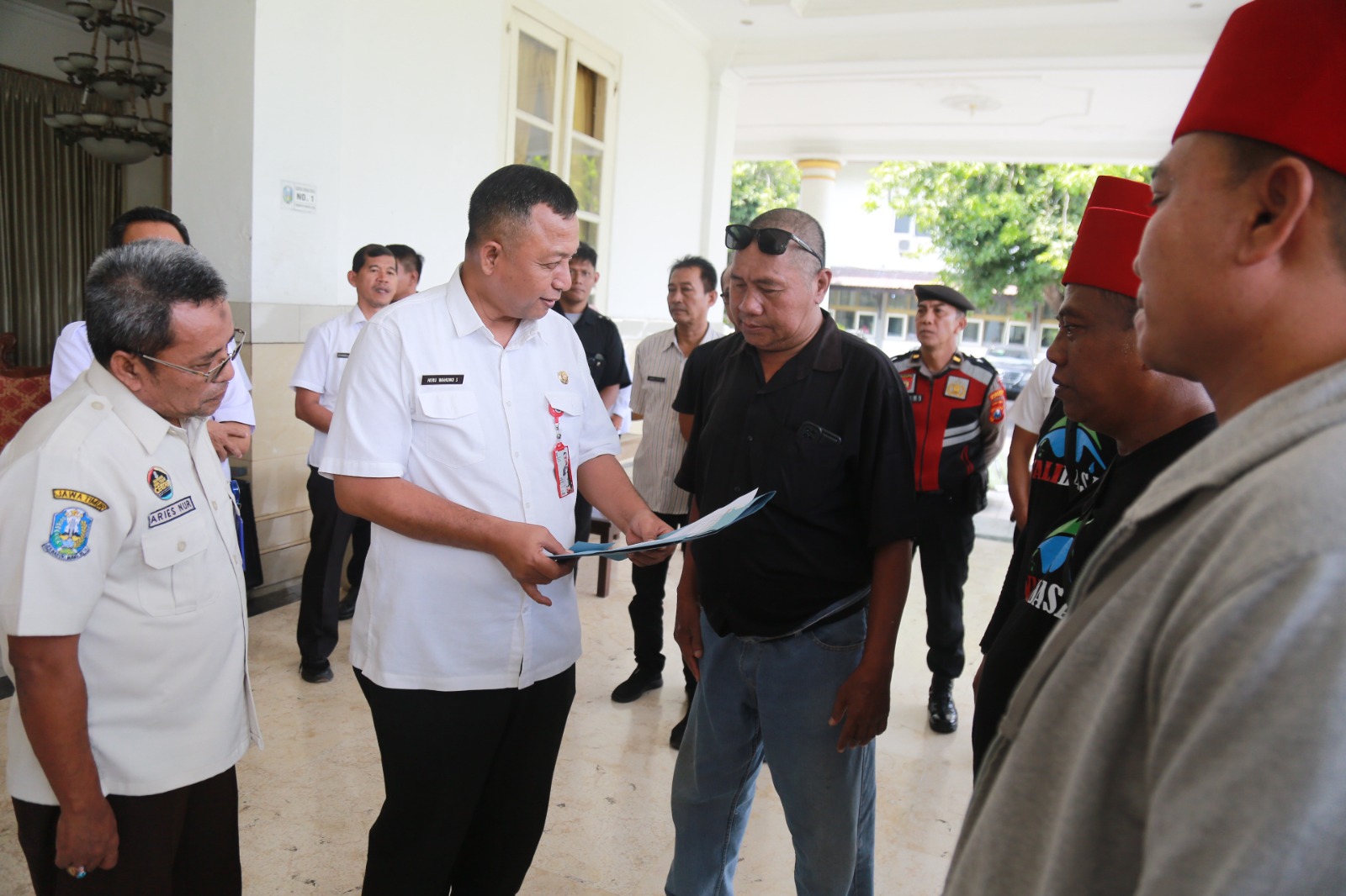 Puluhan orang menuntut adanya kebijakan dari Gubernur Jatim terkait penghapusan tunggakan pajak kendaraan di kantor Bakorwil Madiun, Rabu 26 Maret 2025. FOTO: BAGAS BIMANTARA/RADAR MADIUN