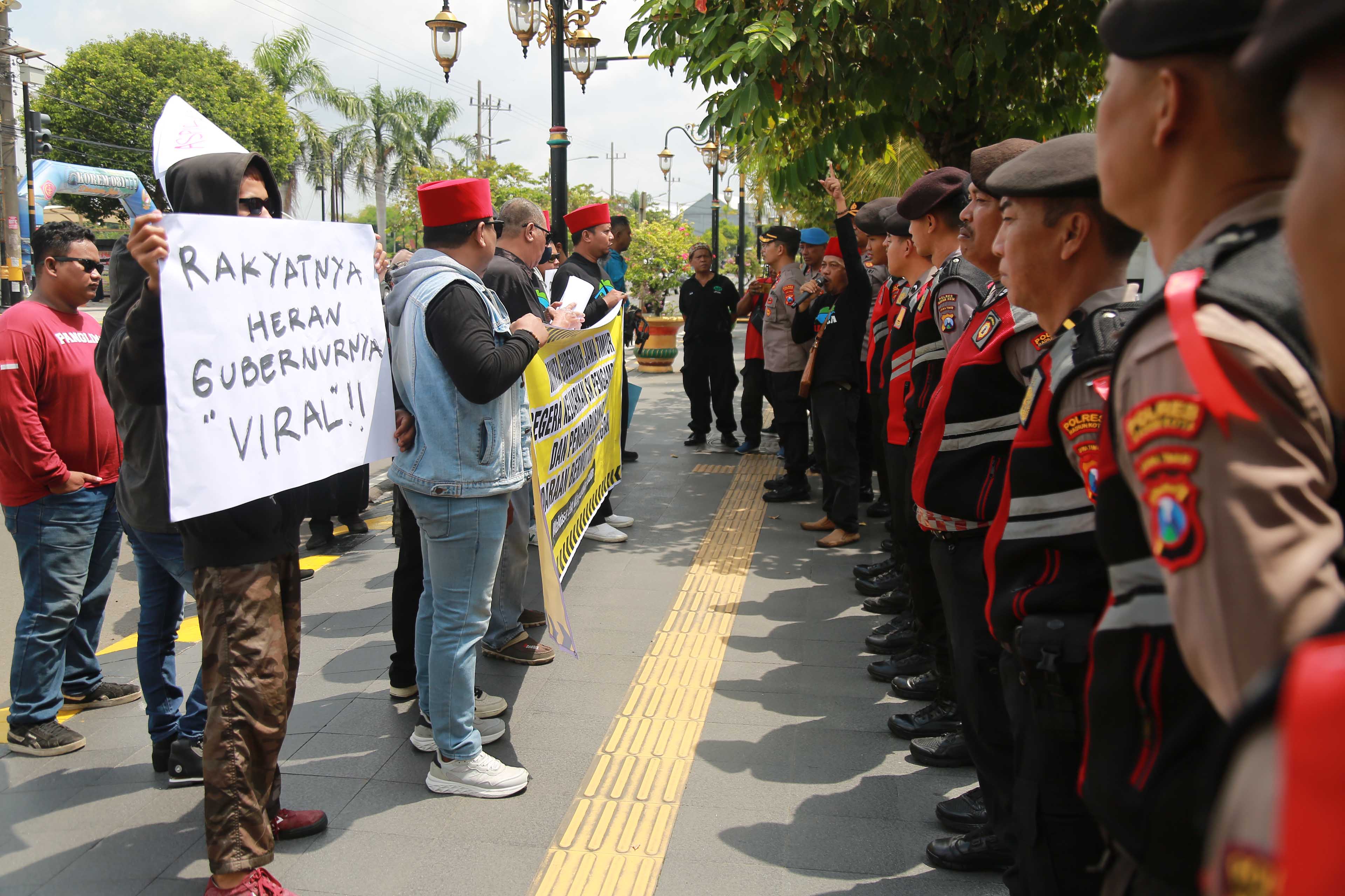 DEMO: Puluhan anggota LSM Walidasa menuntut adanya kebijakan dari Gubernur Jatim terkait penghapusan tunggakan maupun denda pajak kendaraan di depan kantor Bakorwil Madiun, Rabu 26 Maret 2025.