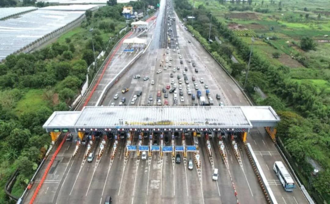 Suasana arus lalu lintas di Gerbang Tol Cikampek Utama.