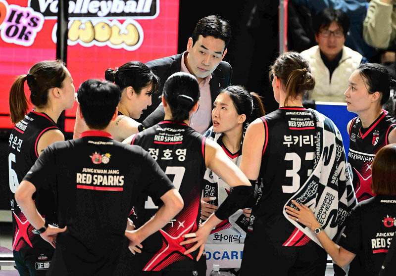 Megawati Hangetsri melakoni leg 2 playoff liga voli Korea Selatan bersama Red Sparks tanpa Yeum Hye seon saat menjamu Hyundai Hillstate.