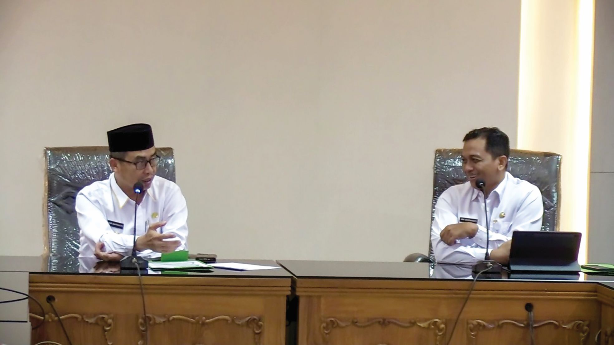 KOORDINASI: Bupati Madiun Hari Wuryanto memberikan pengarahan terhadap para investor asing dan dinas terkait dalam pelaksanaan investasi di Kabupaten Madiun.