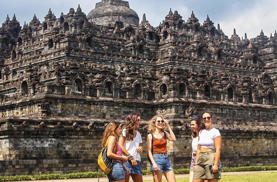 Sejumlah wisatawan asing menikmati kemegahan Candi Borobudur.