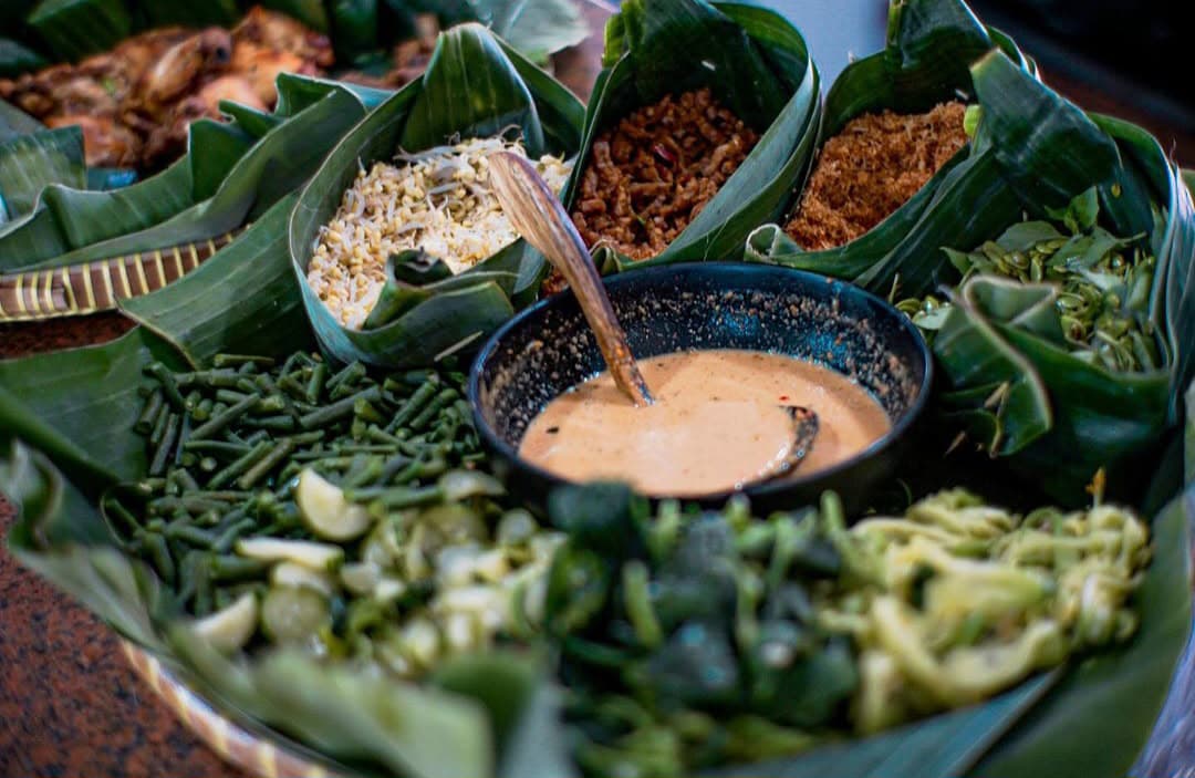 Ilustrasi aneka bahan Nasi Pecel Madiun.