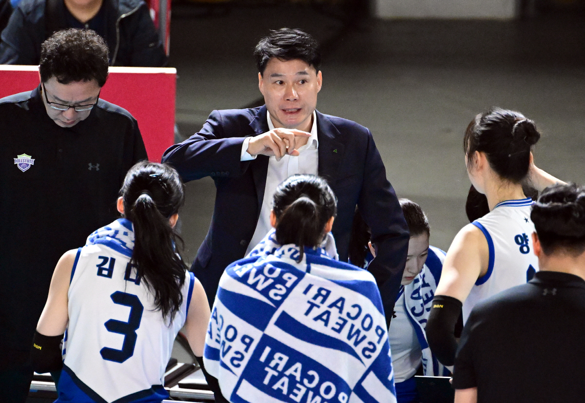 Kang Sung Hyung saat dampingi anak asuhnya.