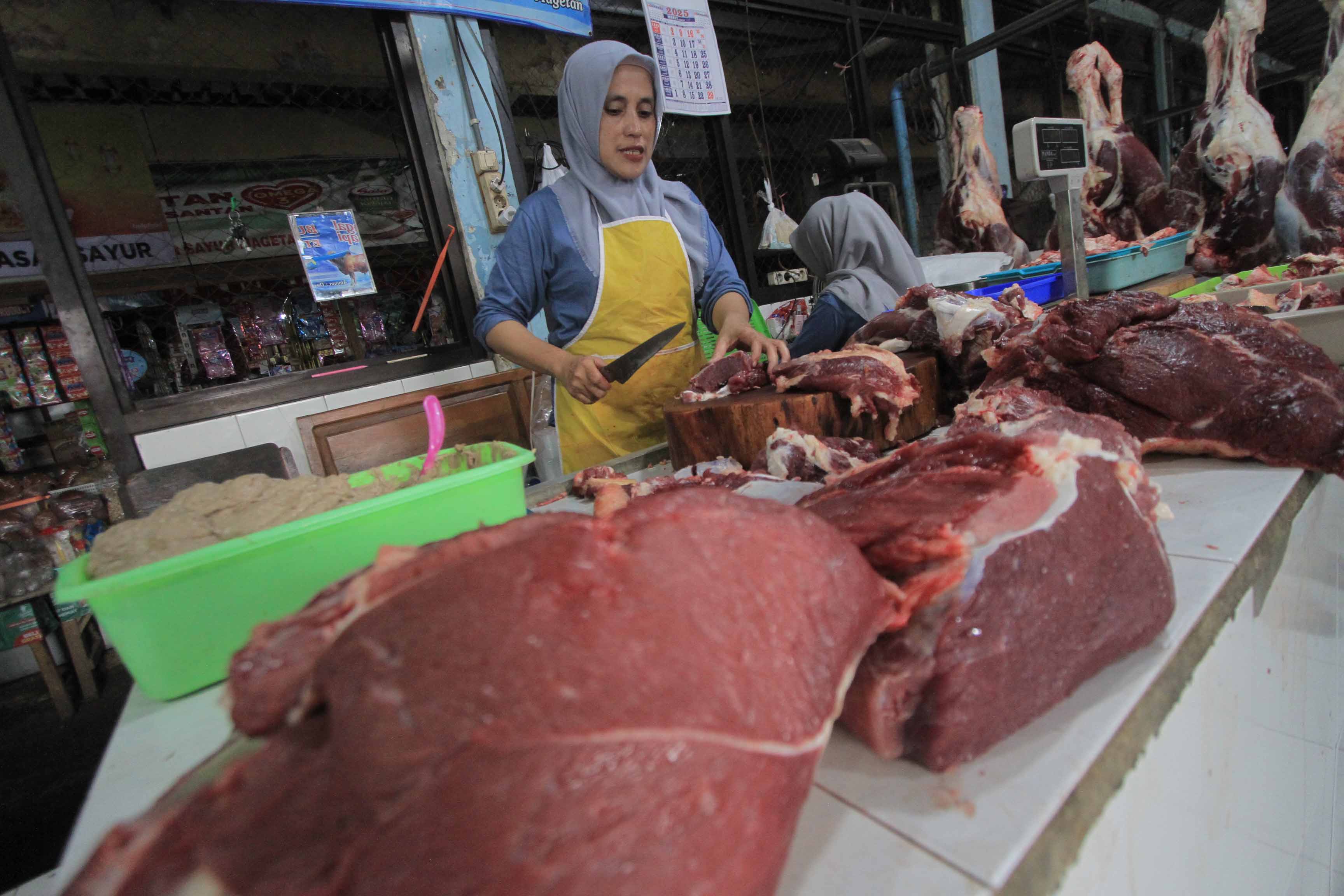 MAHAL: Harga daging sapi di Pasar Sayur Magetan tembus Rp 140 ribu per kilogram, Jumat 28 Maret 2025.