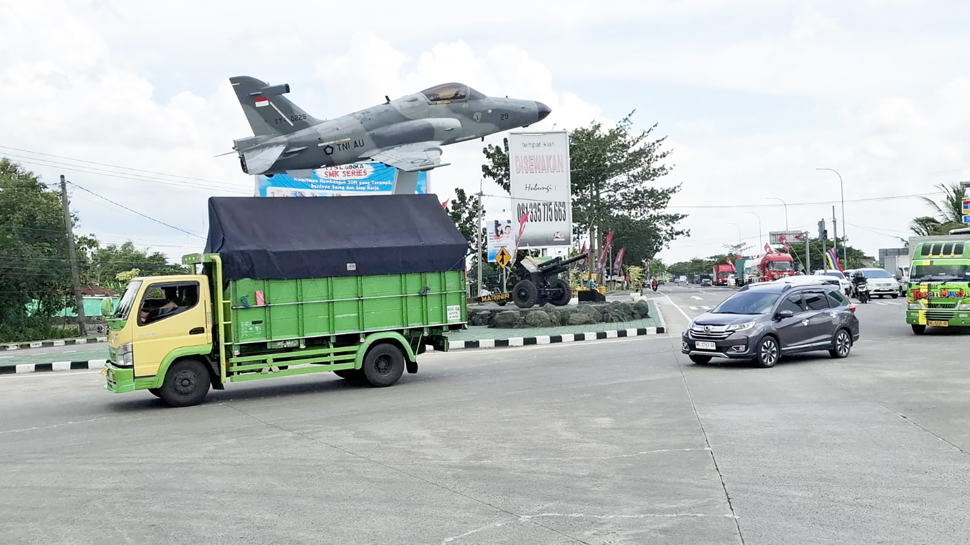 MASIH LANDAI: Kondisi lalu lintas di simpang empat Exit Tol Dumpil, Desa Bagi terpantau ramai lancar jelang puncak arus mudik, Kamis 27 Maret 2025.