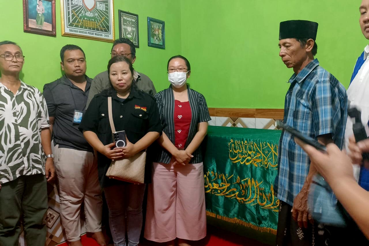 DUKA: Orang tua Andik Kristanto menyambut haru kepulangan jenazah anaknya yang meninggal saat menjadi pekerja migran di Taiwan.