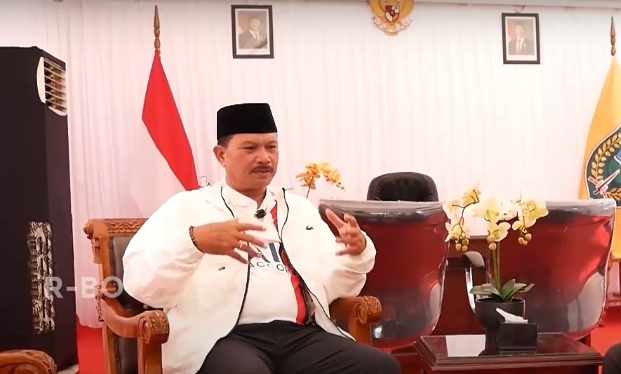 Wali Kota Madiun Maidi berbincang dengan JawaPos TV Madiun di kantor kelilingnya di Taman Lalu Lintas Bantaran.