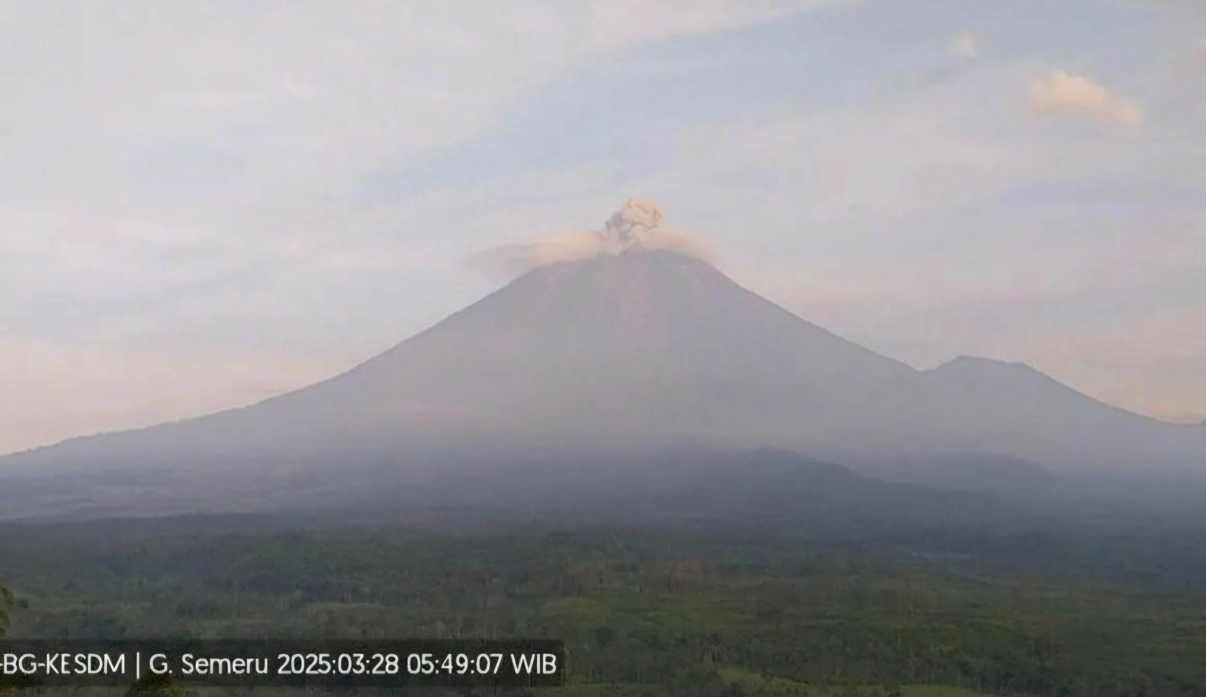 Gunung Semeru erupsi dengan letusan setinggi 400 meter di atas puncak pada Jumat (28/3/2025) pukul 05.48 WIB.