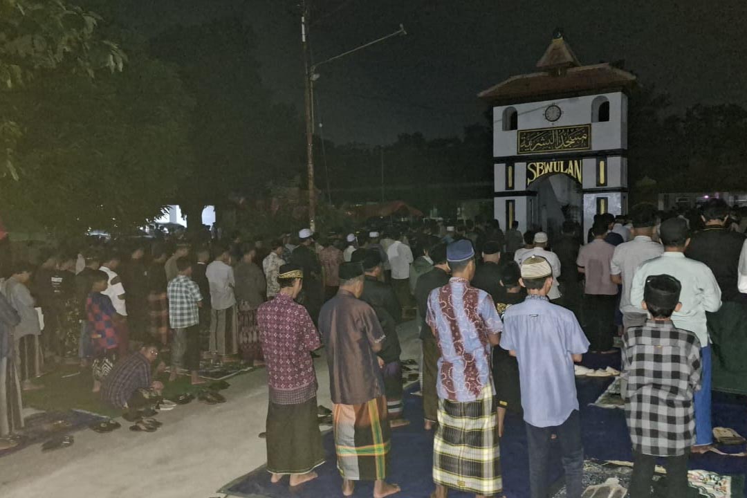 KHUSYUK: Para jemaah menjalankan ibadah Salat Lail pada malam Lailatul Qodar di Masjid Al Basyariyah, Sewulan, Dagangan, Kamis 27 Maret 2025.