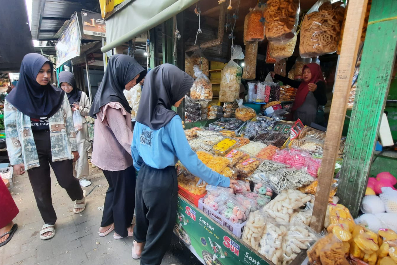 RAMAI: Warga berburu jajanan di pasar tradisional saat lebaran untuk suguhan dan oleh-oleh saudara yang mudik lebaran.