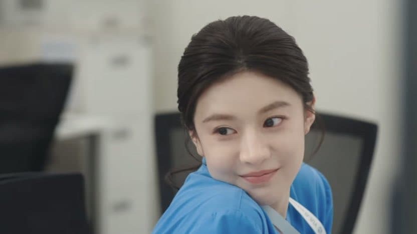 Go Youn-jung memerankan Oh Yi-young dalam drama Korea Resident Playbook.