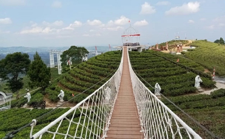 GAWEAN: Jembatan Goyang Kemuning Sky View, Karanganyar. (DOKUMEN/RADAR SOLO)