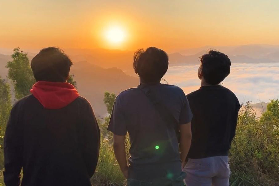 MEMESONA: Menikmati sunrise alias matahari terbit dari Bukit Tompe di Desa Tamanasri, Kecamatan Pringkuku, Pacitan.