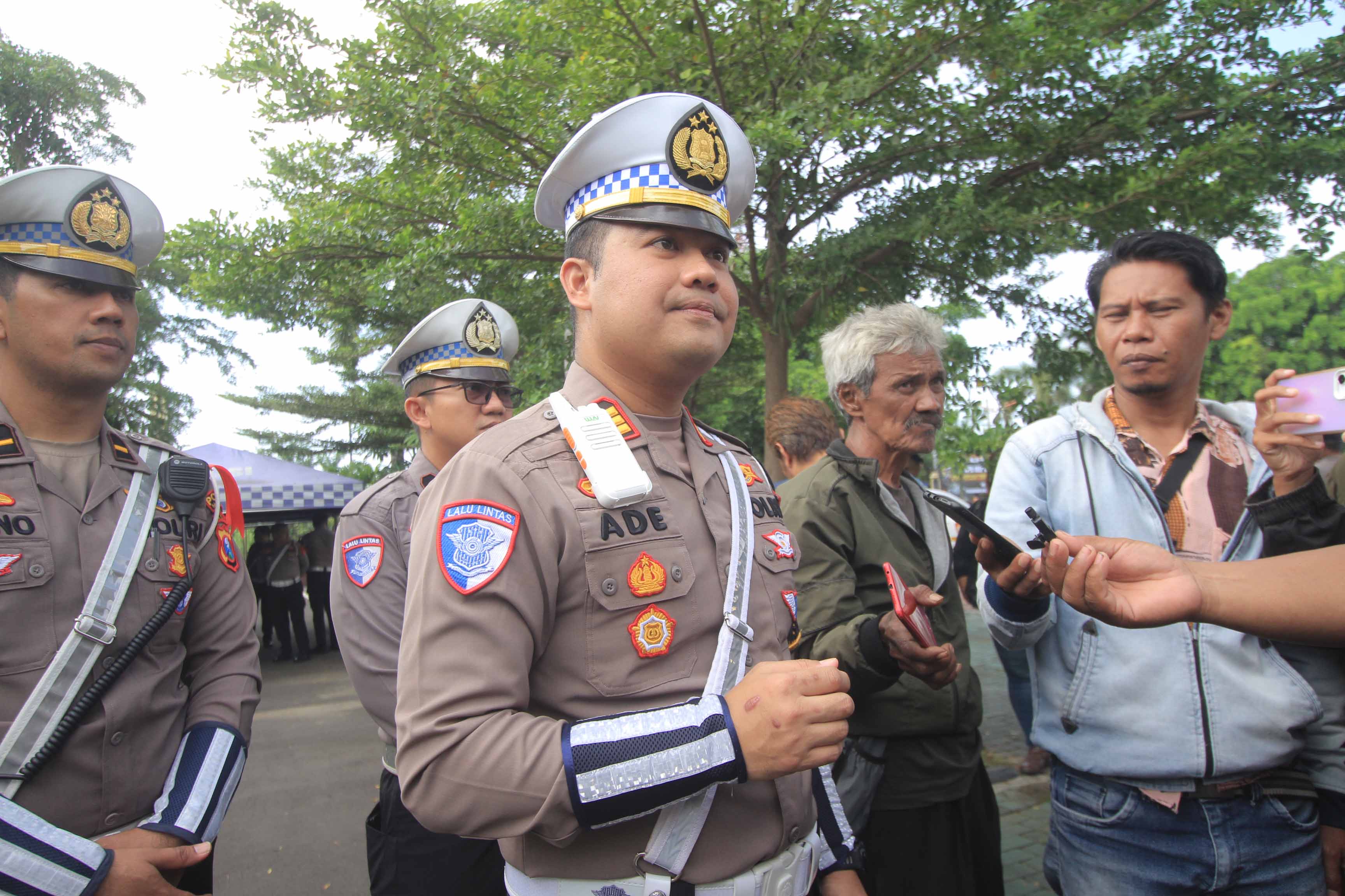 LARANGAN: Satlantas Polres Magetan meminta masyarakat tidak melewati jalur lama untuk pergi ke Telaga Sarangan.