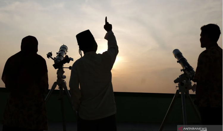 Ilustrasi rukyatul hilal.  