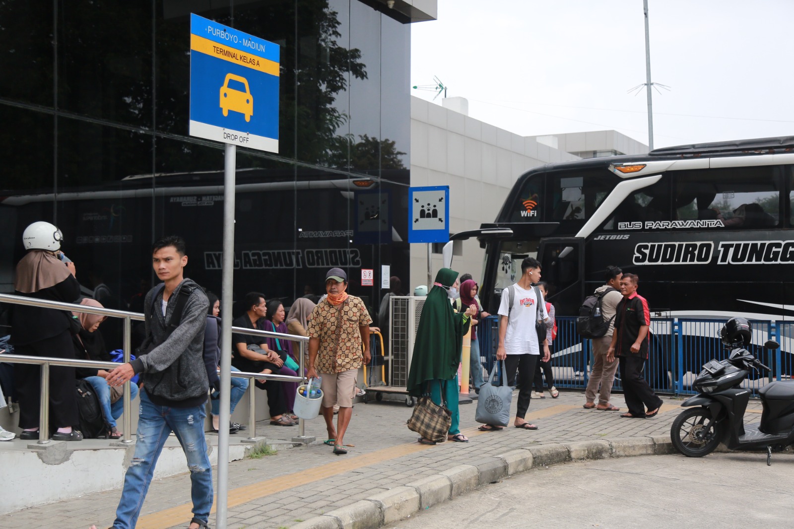 Pergerakan pemudik mulai menunjukkan peningkatan di Terminal Purboyo Madiun kemarin. FOTO: BAGAS BIMANTARA/RADAR MADIUN