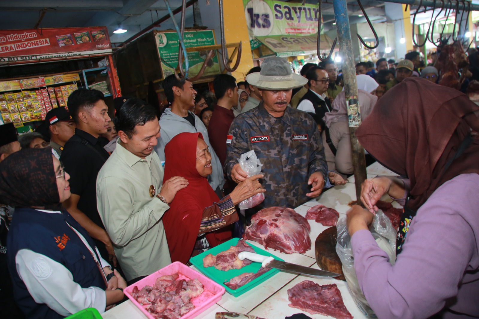 Wali Kota Madiun Maidi saat menemani Gubernur Jatim Khofifah Indar Parawansa meninjau harga bapokting di PBM, Sabtu (29/3). FOTO: BAGAS BIMANTARA/RADAR MADIUN