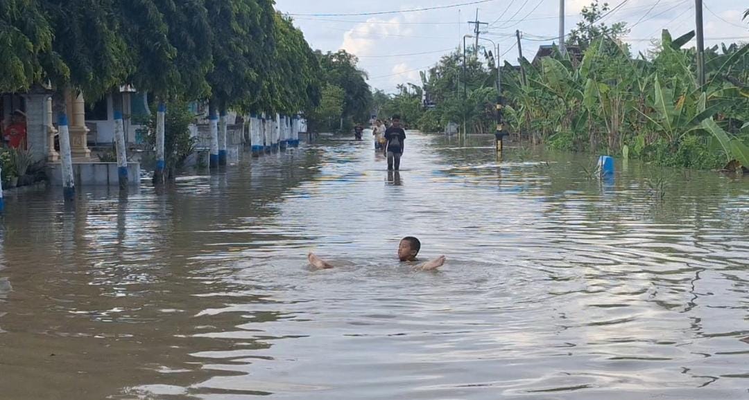 Banjir menggenangi permukiman warga hingga memutus akses jalan di Desa Jajar, Kartoharjo, Magetan. FOTO: APRILITA SARI/RADAR MAGETAN