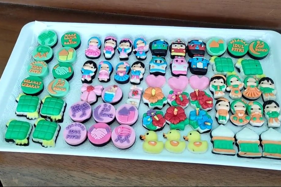 MENJANJIKAN: Produk olahan coklat dengan tampilan berbagai karakter laris manis selama Ramadan dan Lebaran.