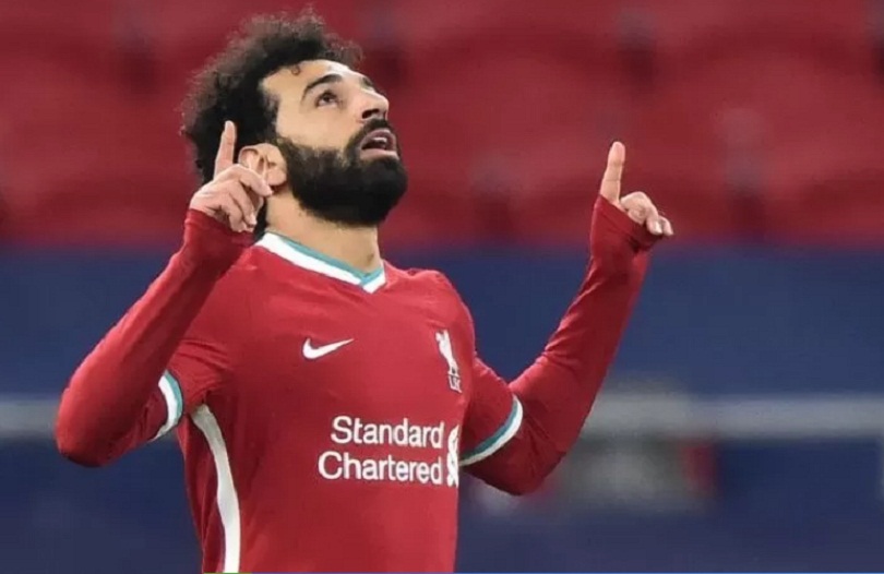 TAAT NGIBADAH: Mohamed Salah pemain muslim Liverpool paling moncer ing liga-liga top Eropa. (DOKUMEN/JAWA POS)