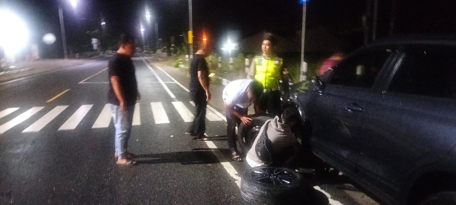 Polisi melakukan olah TKP di lokasi kecelakaan yang melibatkan dua pemuda yang berboncengan menabrak mobil parkir di JLS Pacitan, Minggu (30/3) dini hari. FOTO: ISTIMEWA