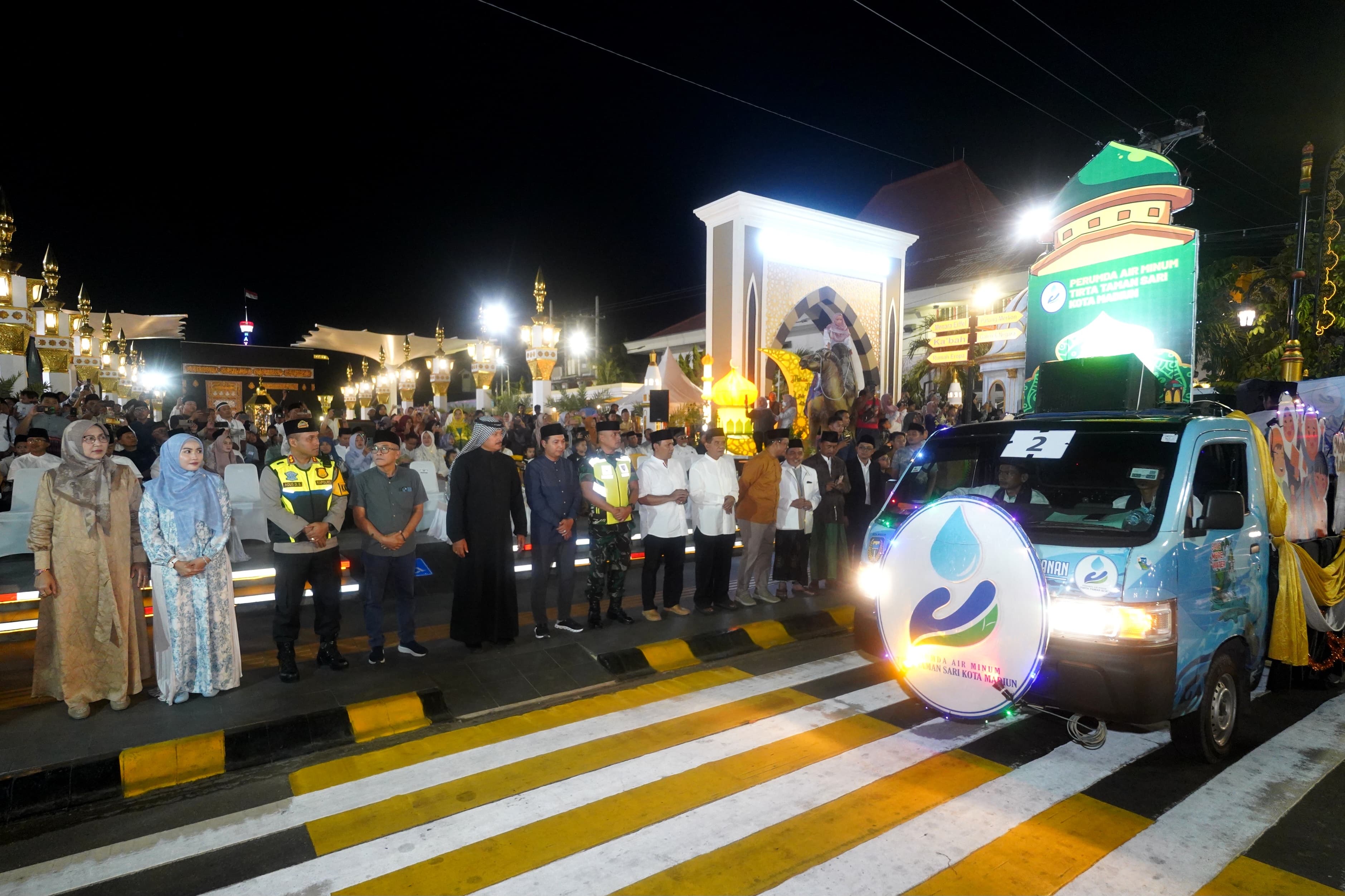 Wali Kota Madiun Maidi memberangkatkan peserta takbir keliling di kawasan Pahlawan Religi Center. FOTO: DISKOMINFO UNTUK RADAR MADIUN