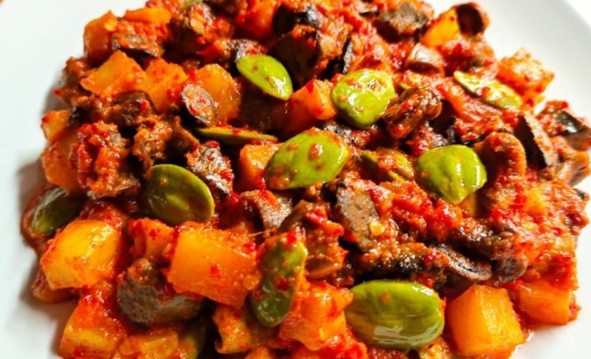 Sajian menu sambal goreng ati yang lezat.