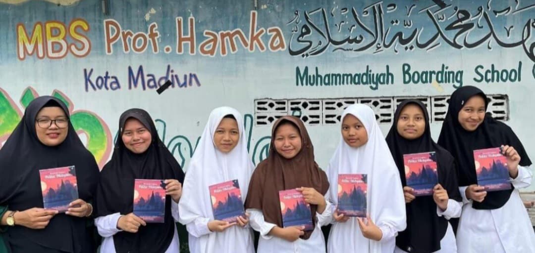 Para siswa kelas XII MBS Prof Hamka Kota Madiun meluncurkan buku antologi puisi bertajuk Teruntuk Engkau Pelita Hidupku.