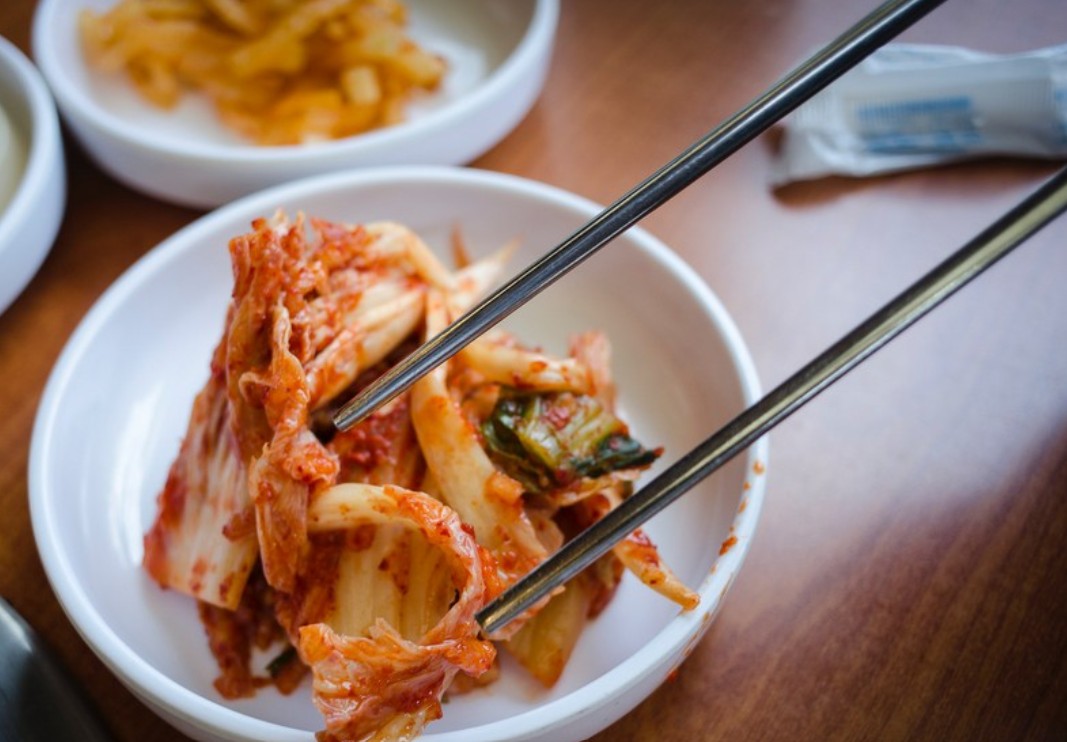 Masyarakat Korea lebih banyak menggunkana sumpit dan alat makan berbahan logam dibandingkan yang organik.