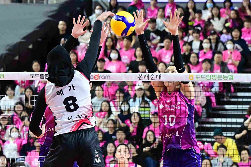 Opposite andalan Red Sparks Megawati Hangestri Pertiwi terlibat duel sengit dengan Kim Yeon koung di leg 2 final liga voli Korea Selatan.