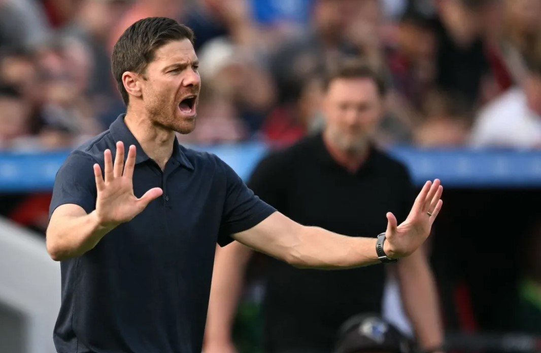 Pelatih Bayer Leverkusen Xabi Alonso saat pertandingan Bundesliga.