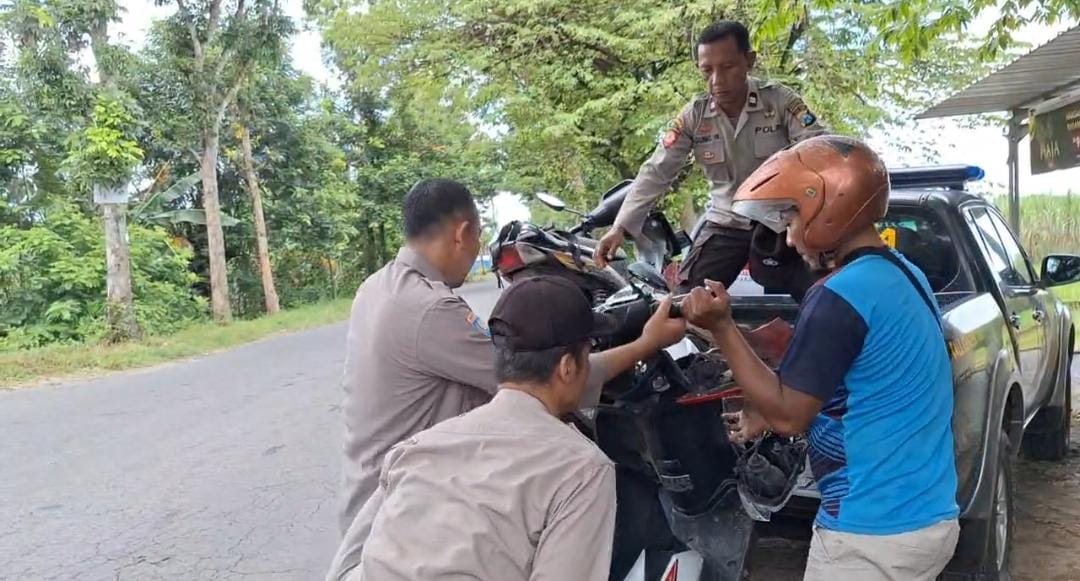 Polisi mengevakuasi kendaraan motor yang mengalami kecelakaan beruntun dengan truk tangki di Pertigaan Ginuk, Magetan, Kamis (3/4). FOTO: APRILITA SARI/RADAR MAGETAN