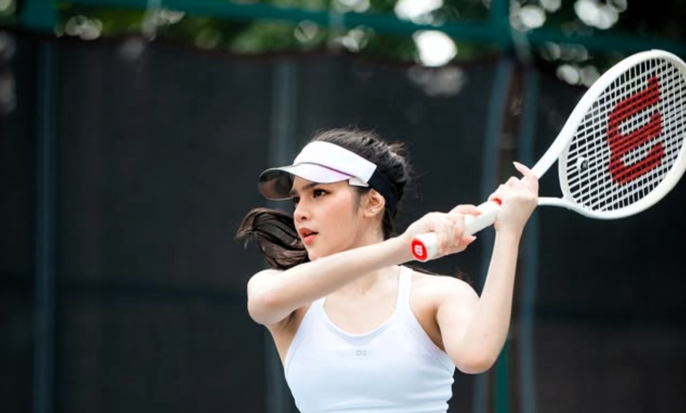 Davina Karamoy bermain tenis.