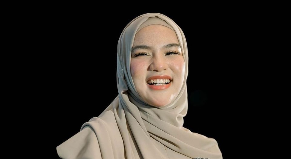Aktris cantik Davina Karamoy sudah mualaf.
