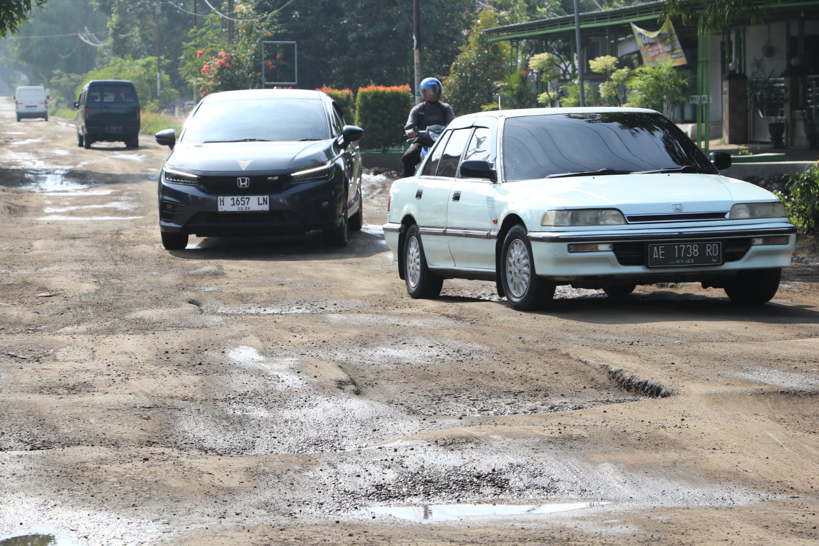 Jalan Raya Ngebel masuk Desa Ngrupit, Jenangan akses menuju Telaga Ngebel rusak dan bergelombang. FOTO: SUGENG DWI N/RADAR PONOROGO
