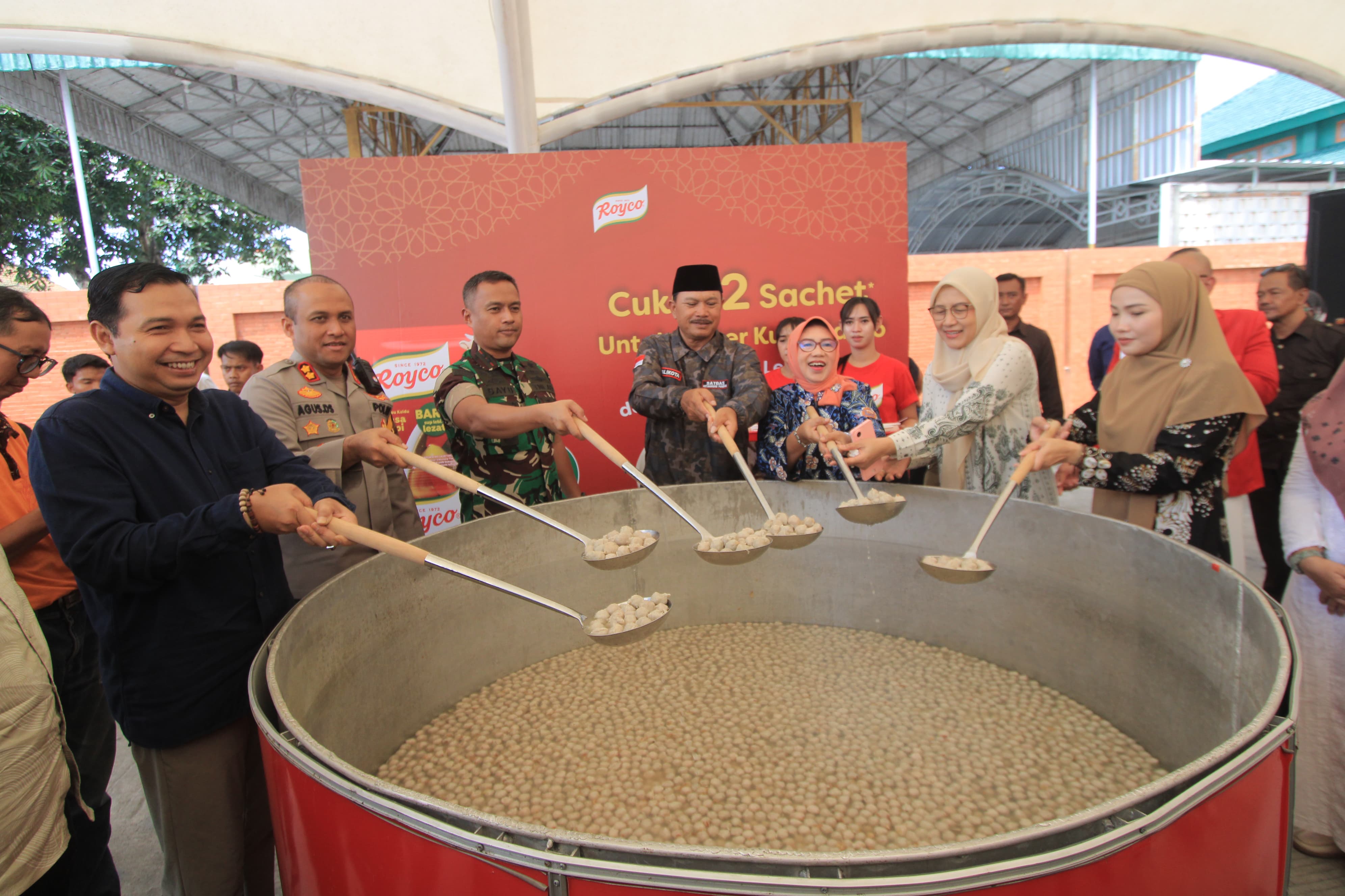 Wali Kota Madiun Maidi menggelar open house bareng warga dengan makan bakso gratis di PBC, Sabtu (5/4). FOTO: AJI PUTRA/RADAR MADIUN