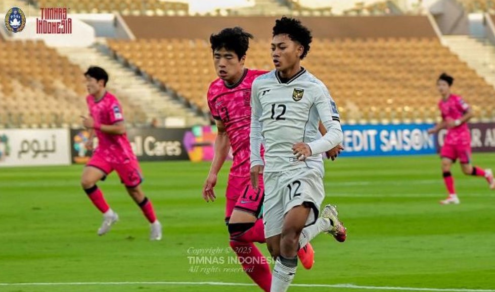 Pemain timnas Indonesia U-17 berduel dengan pemain Korea Selatan.