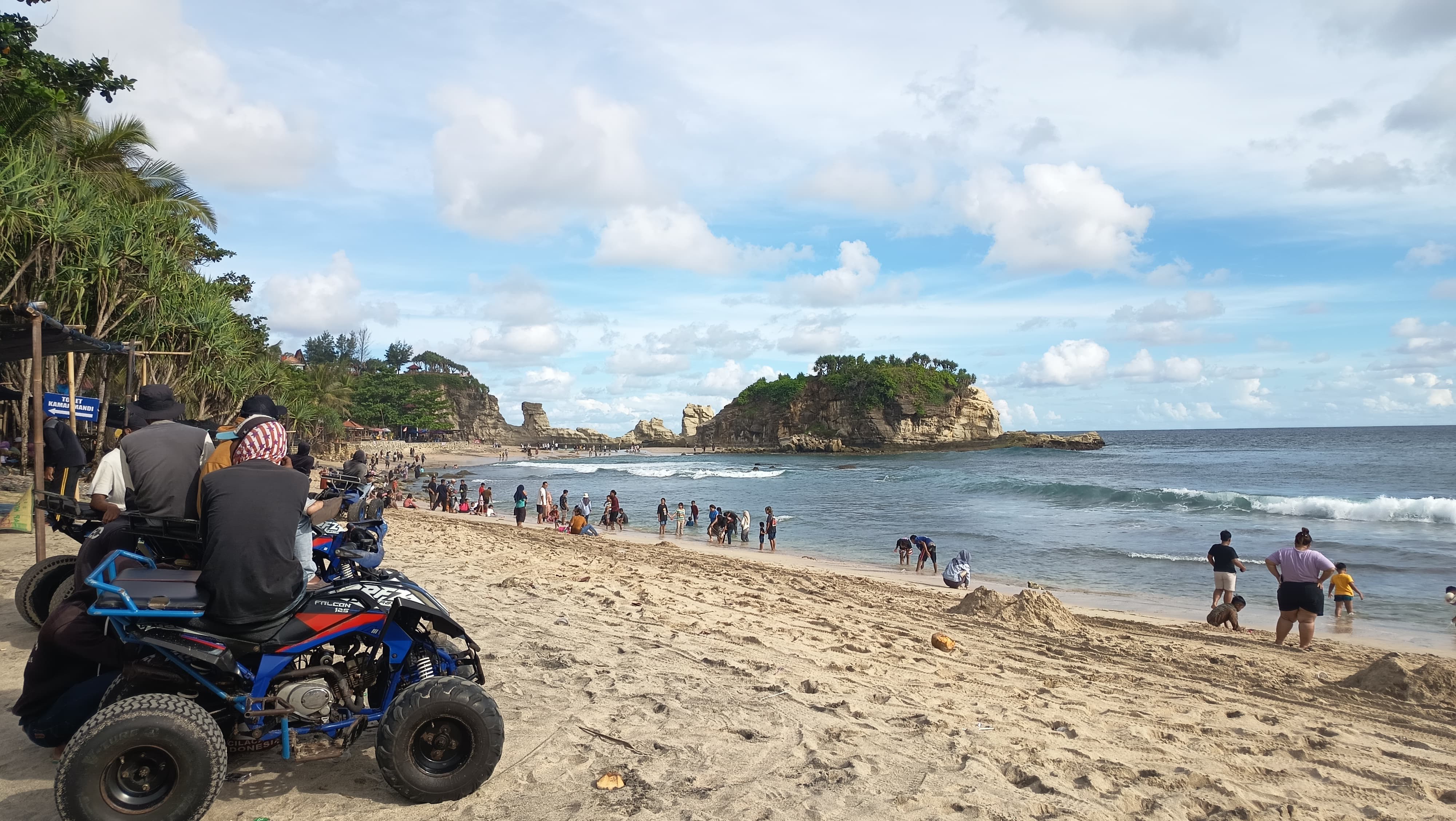 Ribuan wisatawan dari Jateng dan DIY memadati objek wisata Pantai Klayar yang ada di Pacitan saat libur Lebaran. FOTO: NUR CAHYO/RADAR MADIUN