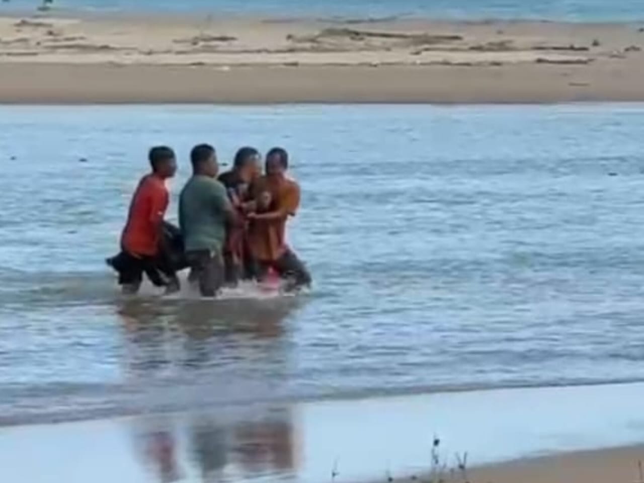 Tiga orang wisatawan dari Ponorogo tenggelam di Sungai Soge, Pacitan pada Sabtu (5/4). FOTO: TANGKAPAN LAYAR