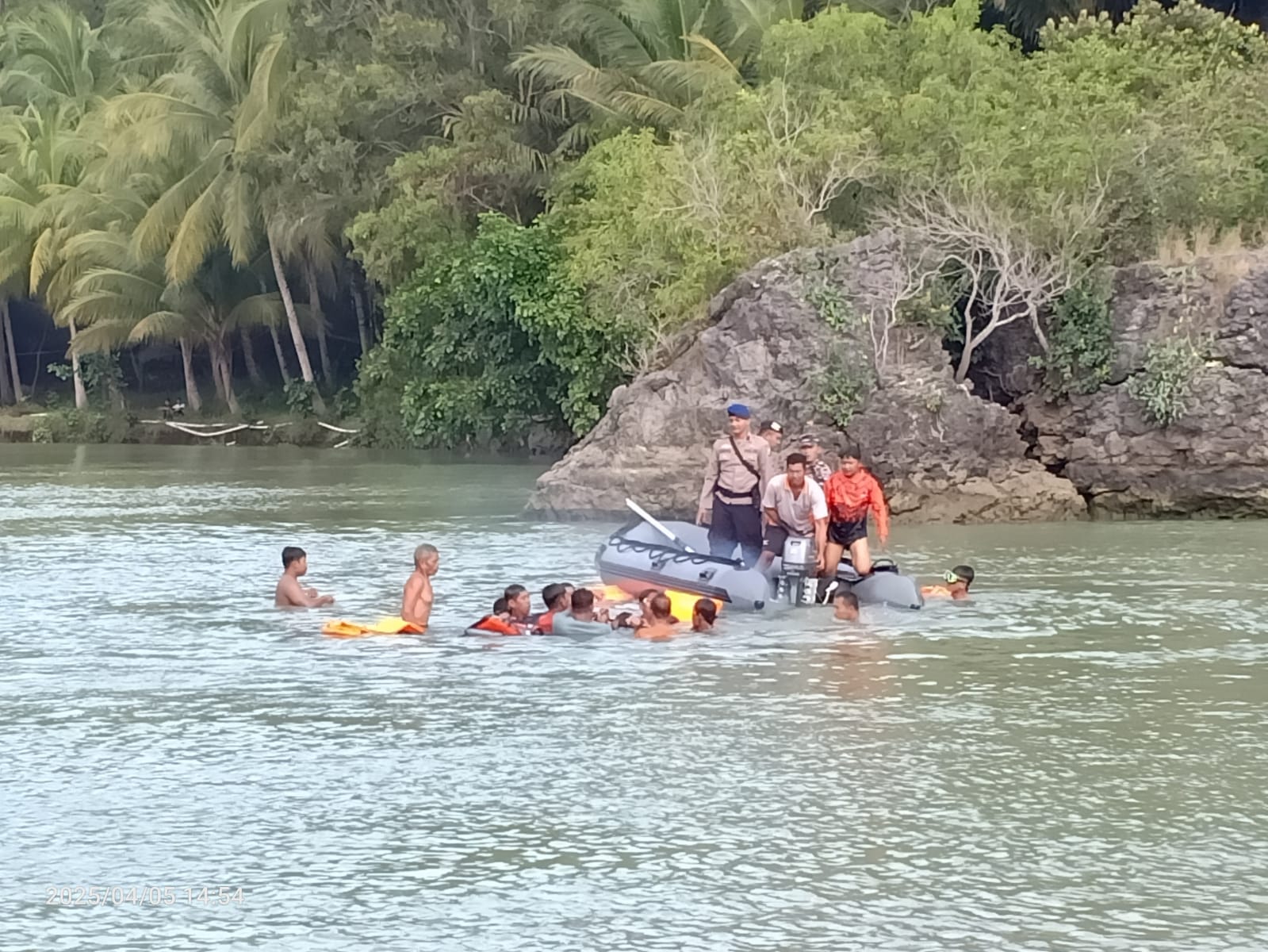 Proses evekuasi para wisatawan asal Ponorogo yang tenggelam di Sungai Soge, Pacitan pada Sabtu (5/4). FOTO: ISTIMEWA