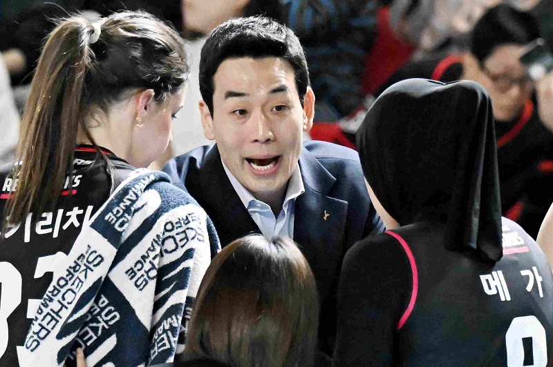 Duet meriam kembar Red Sparks Megawati Hangestri dan BUkilic jadi penentu kemenangan saat lawan PInk SPiders di leg 4 final liga voli Korea Selatan.