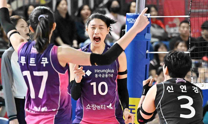 Kim Yeon koung cs berhasil menang di set kedua saat Pink Spiders melawan Red Sparks yang diperkuat Megawati Hangestri di leg 4 final iga voli Korea Selatn.