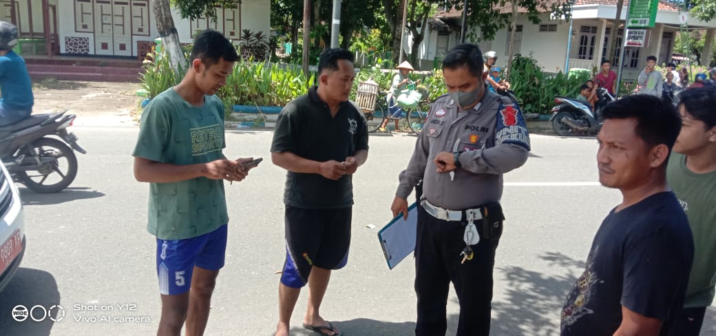 Polisi melakukan olah TKP di lokasi tabrakan beruntun tiga sepeda motor di Pacitan, Minggu (6/4). FOTO: SATLANTAS POLRES PACITAN