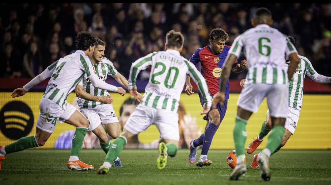 Lamine Yamal dikepung 5 pemain Real Betis.