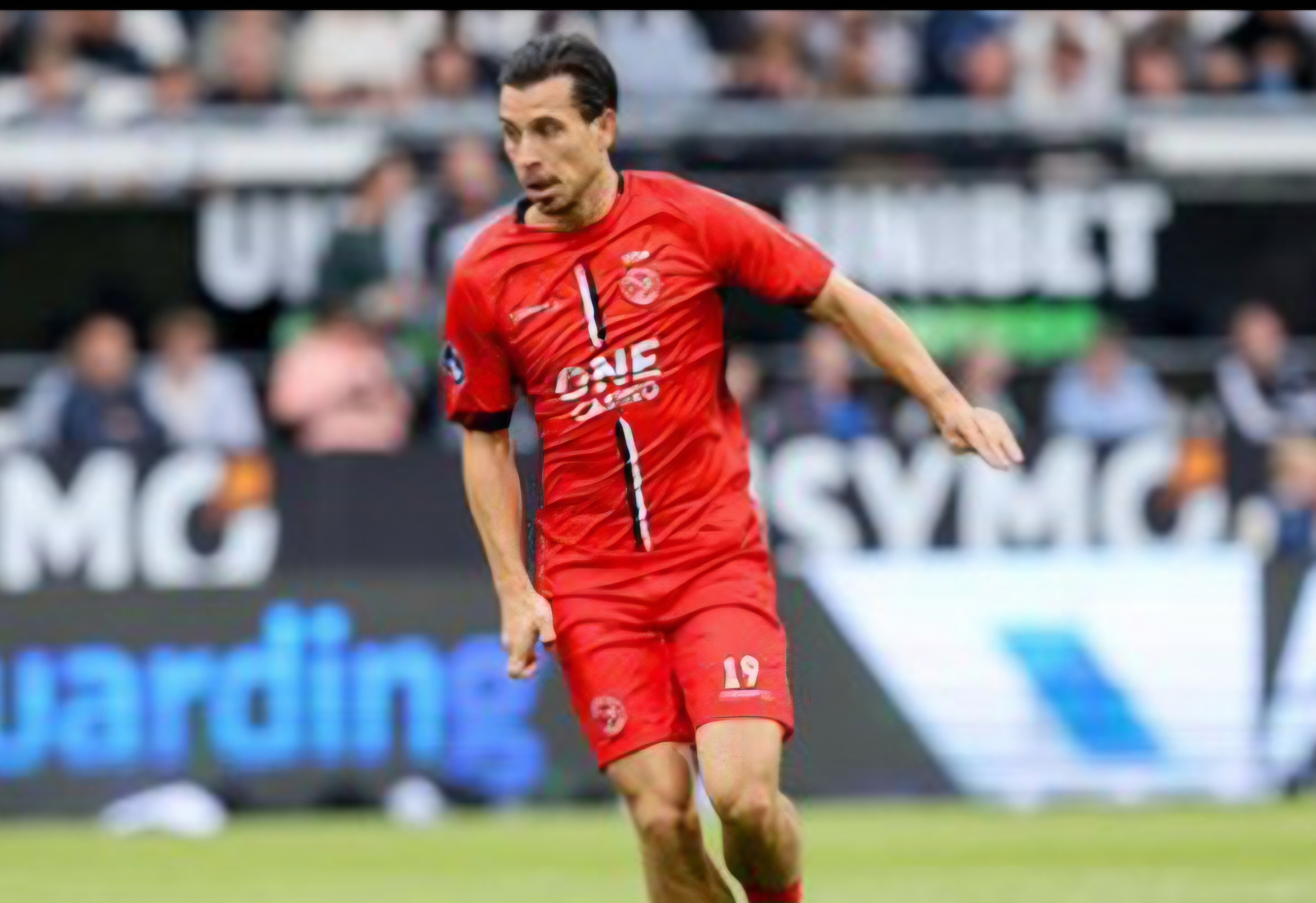 Thom Haye tinggalkan Almere City yang degradasi dari Eredivisie Belanda.