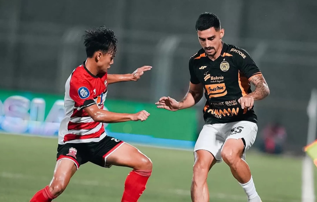 Aksi pemain Madura United dan Persija.