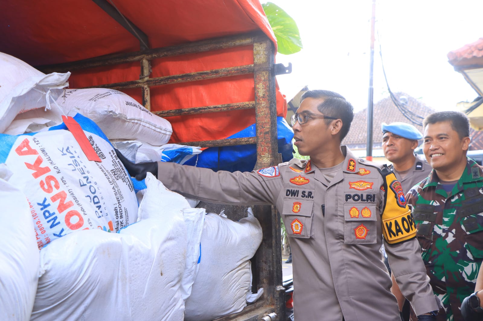 Kapolres Ngawi AKBP Dwi Sumrahadi Rakhmanto menunjukkan barang bukti pupuk subsidi ilegal yang diamankan oleh jajarannya, kemarin (6/4). FOTO: HUMAS POLRES NGAWI